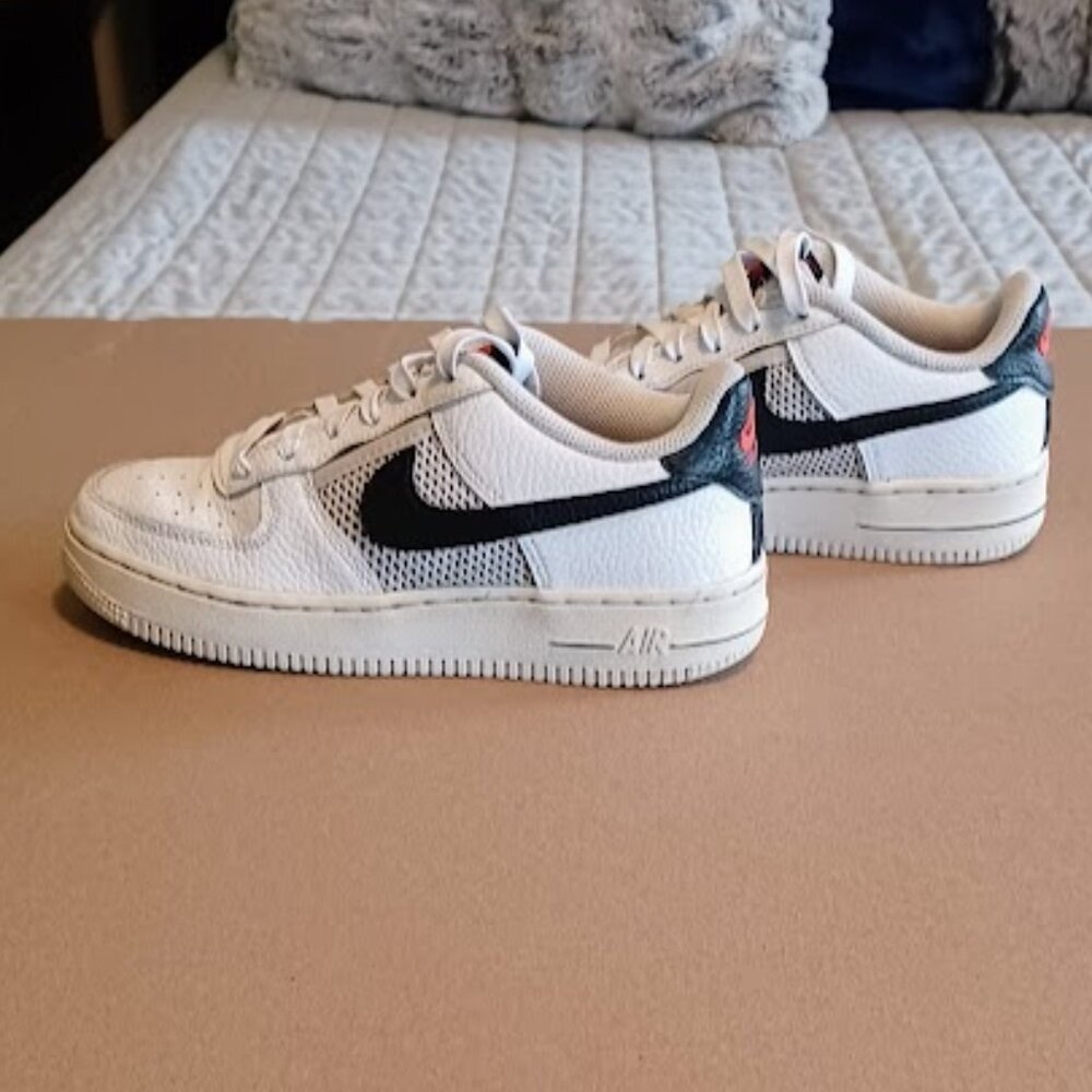 NIKE GoPKT Air Force 1 girl's white sneakers with black logo, size 3.5Y